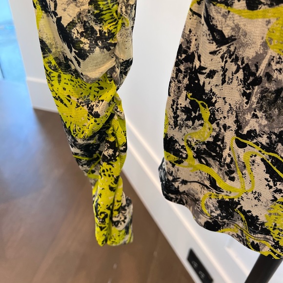 Diane Von Furstenberg mesh print mock neck top M - Picture 3 of 5